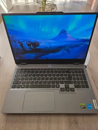 Portátil gaming Lenovo LOQ 15IAX9 Gris