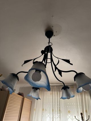 Lámpara de forja con tulipas de cristal