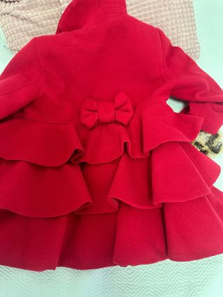 Abrigo niña rojo con volantes y lazo