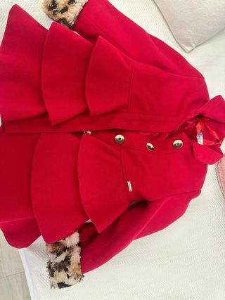 Abrigo niña rojo con volantes y lazo