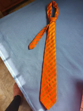 Corbata naranja y negra