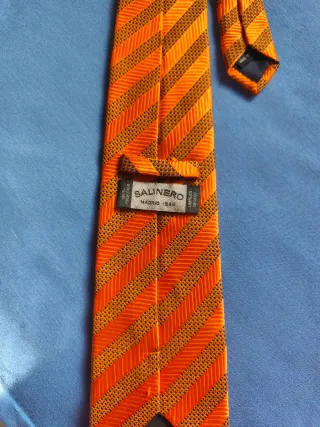 Corbata naranja y negra