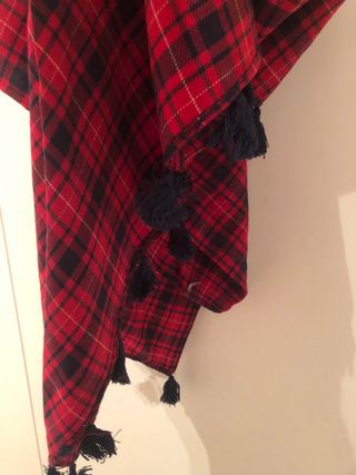 Fular cuadros rojo y negro con borlas