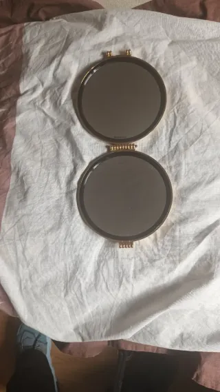 Espejo de aumento dorado con detalles