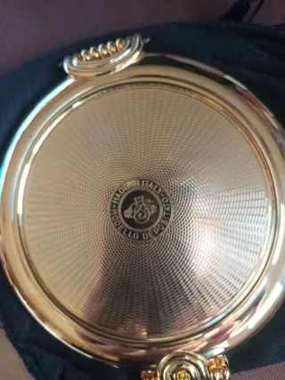 Espejo de aumento dorado con detalles