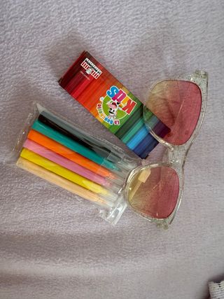 Gafas de sol y rotuladores infantiles