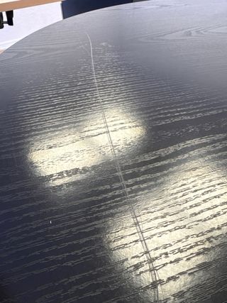 Mesa redonda de madera negra maciza