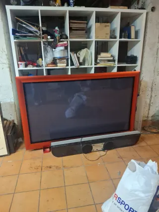 TV Bang & Olufsen Grande Roja