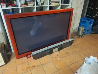 TV Bang & Olufsen Grande Roja