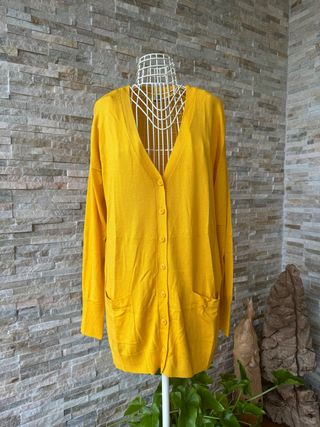 Cardigan giallo con bottoni