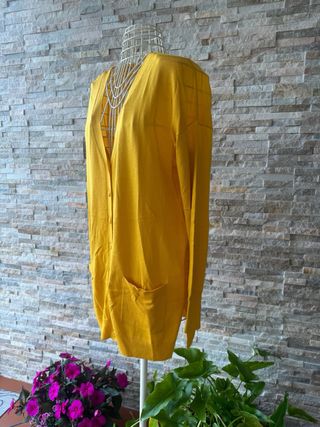 Cardigan giallo con bottoni