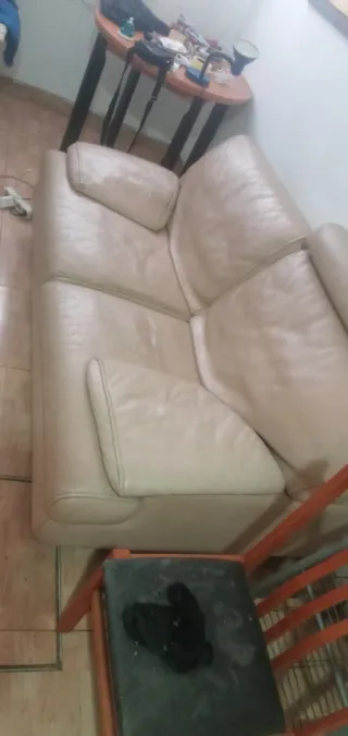 Divano in pelle beige a 2 posti