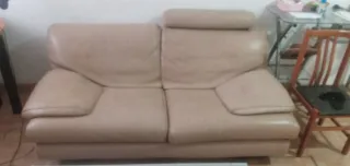 Divano in pelle beige a 2 posti