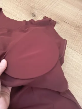 Camiseta marrón de licra con sujetador interior