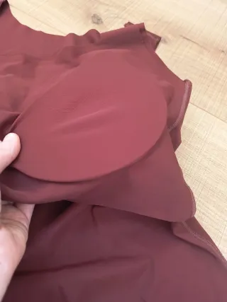 Camiseta marrón de licra con sujetador interior