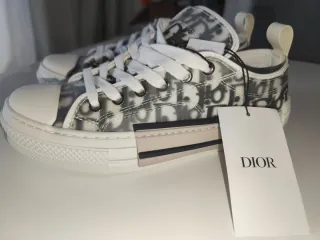 Zapatillas Dior grises y blancas