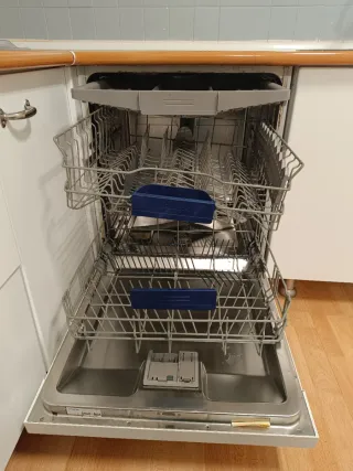 Lavavajillas Siemens con bandeja cubiertos