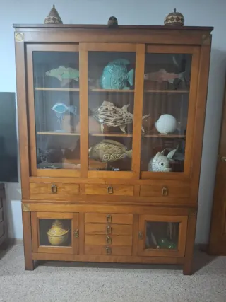 Vitrina de madera de nogal con puertas de cristal