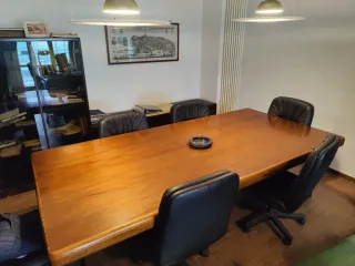 Tavolo riunioni in legno e pelle