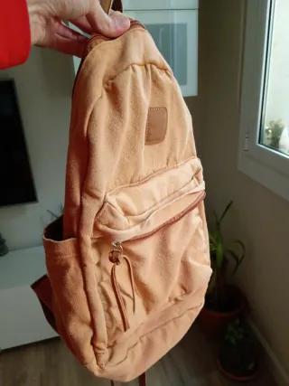 Mochila beige de lona con bolsillo frontal