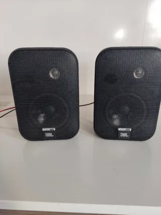 Altavoces JBL Control One Negros