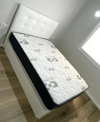 Canapés e materassi completamente nuovi in vendita