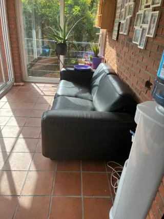 Divano in pelle nera, pagamento solo in contanti