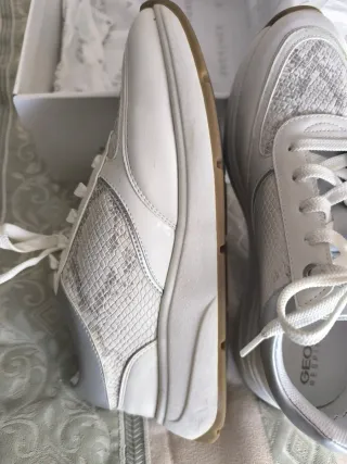 Zapatillas Geox Blancas y Plateadas