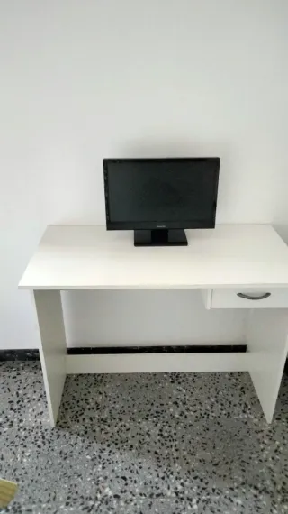 Escritorio, Silla y monitor tambien se vende separ