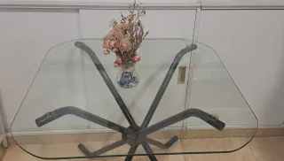 Tavolo in vetro con base nera in metallo