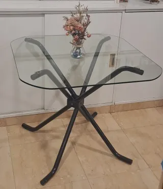 Tavolo in vetro con base nera in metallo