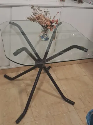 Tavolo in vetro con base nera in metallo