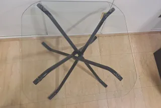 Tavolo in vetro con base nera in metallo