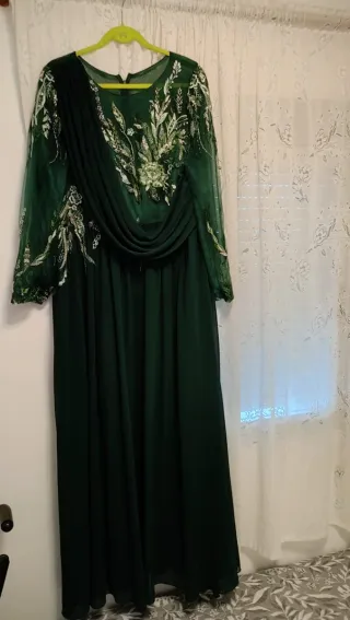 Vestido elegante verde con pedrería