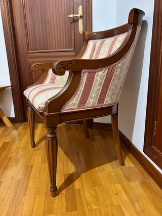 Sillón de madera y tela beige