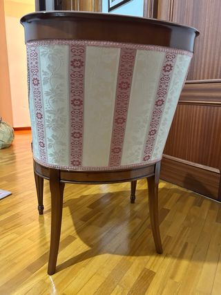 Sillón de madera y tela beige