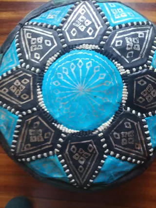 Puff di pelle blu e turchese