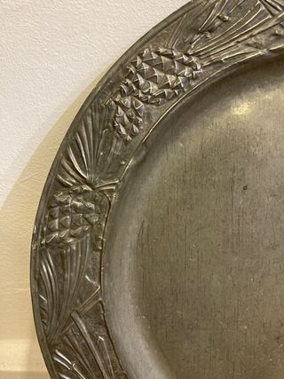 Antico piatto modernista in peltro