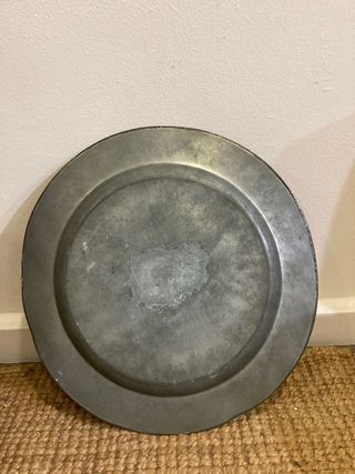 Antico piatto modernista in peltro