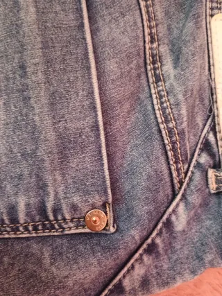 Pantalón vaquero largo ajustado