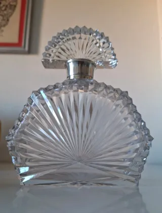 ANTIGUA LICORERA ART DECÓ CRISTAL TALLADO Y PLATA