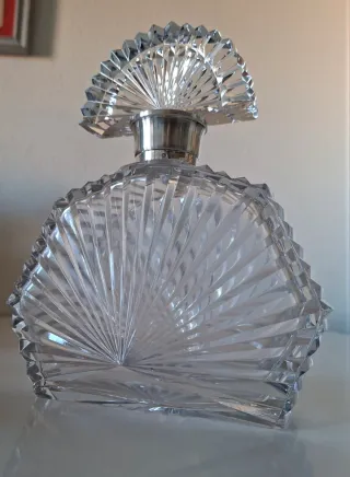 ANTIGUA LICORERA ART DECÓ CRISTAL TALLADO Y PLATA