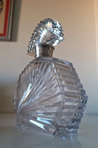 ANTIGUA LICORERA ART DECÓ CRISTAL TALLADO Y PLATA