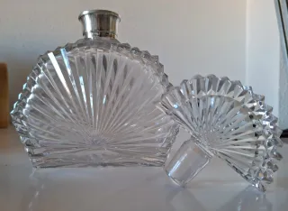 ANTIGUA LICORERA ART DECÓ CRISTAL TALLADO Y PLATA