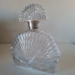 ANTIGUA LICORERA ART DECÓ CRISTAL TALLADO Y PLATA