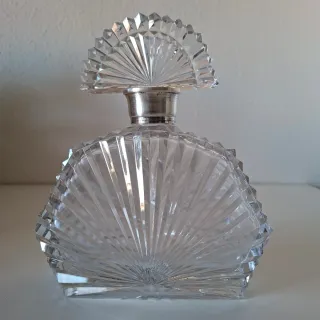 ANTIGUA LICORERA ART DECÓ CRISTAL TALLADO Y PLATA