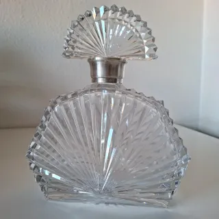 ANTIGUA LICORERA ART DECÓ CRISTAL TALLADO Y PLATA