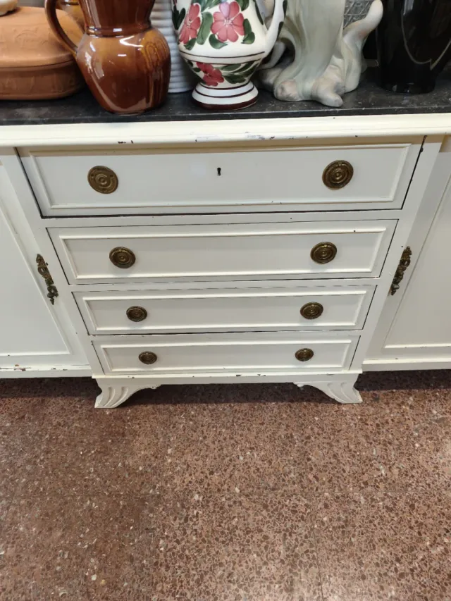 Aparador blanco y marrón