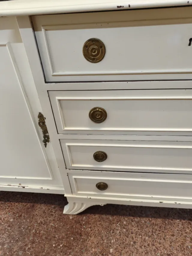 Aparador blanco y marrón