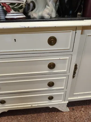 Aparador blanco y marrón